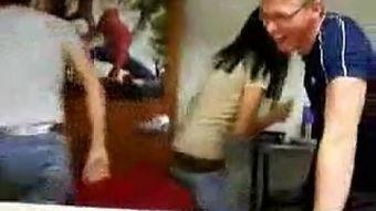 俩女一杯在线视频,揭秘网络直播的诱惑与风险